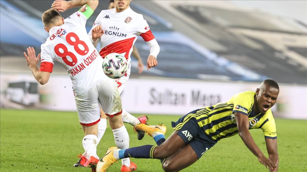 Fenerbahçe - Antalyaspor maçı bu akşam canlı yayınlanacak! İşte muhtemel 11’ler 4